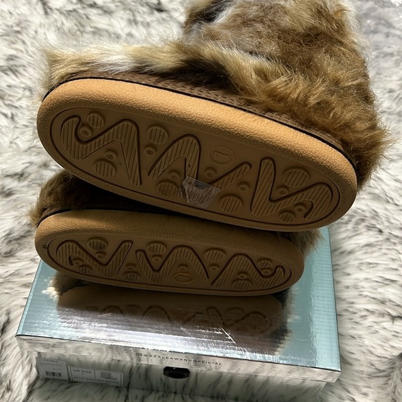 AZALEA WANG NADIANNA BROWN FAUX FUR FLAT BOOTIE 7 - Picture 13 of 14